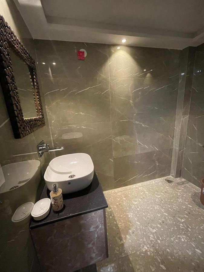 Flxho Uno - Serviced Apartment & Rooms - Golf Course Road คูร์เคาน์ ภายนอก รูปภาพ