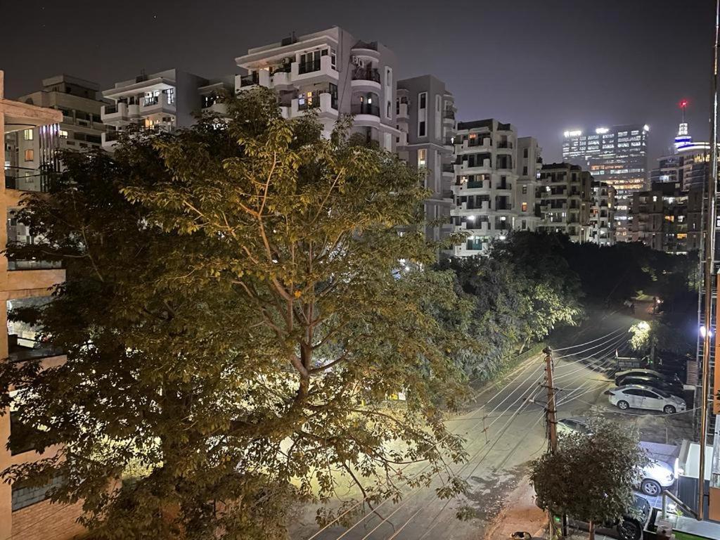 Flxho Uno - Serviced Apartment & Rooms - Golf Course Road คูร์เคาน์ ภายนอก รูปภาพ