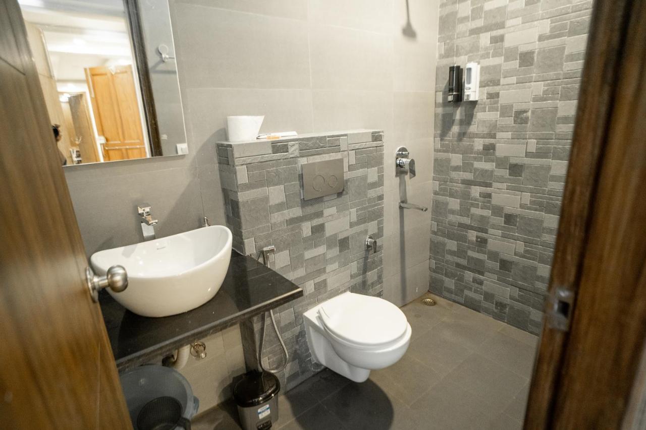 Flxho Uno - Serviced Apartment & Rooms - Golf Course Road คูร์เคาน์ ภายนอก รูปภาพ